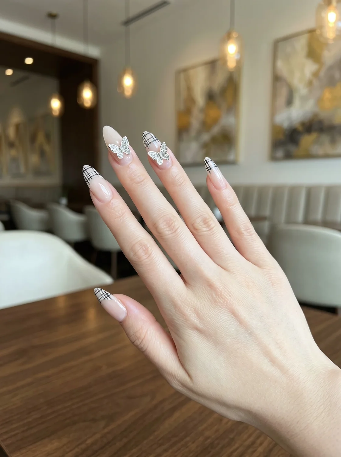 모던 누드 버터플라이